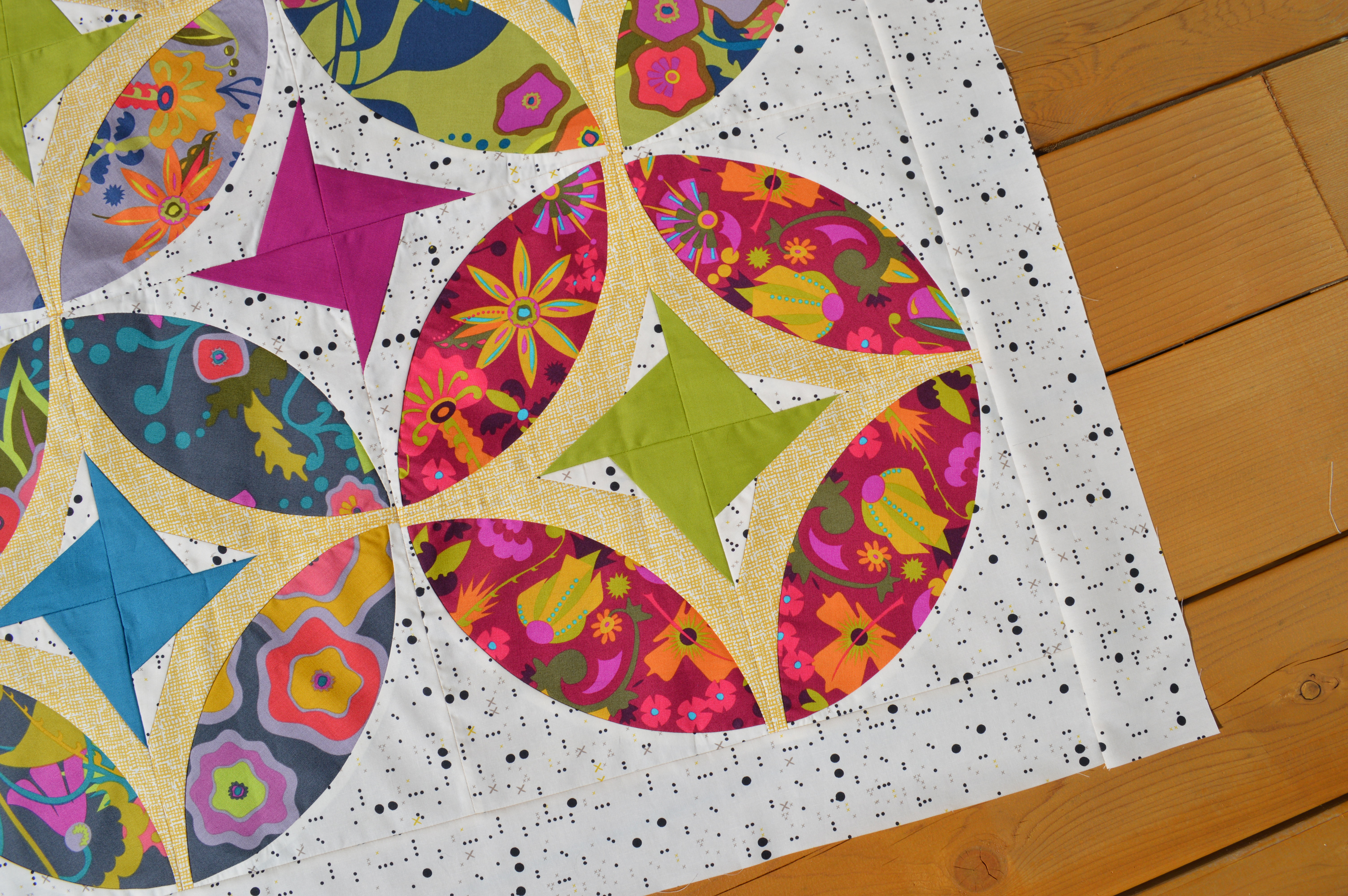 Eclipse quilt pattern, mini quilt table topper wallhanging