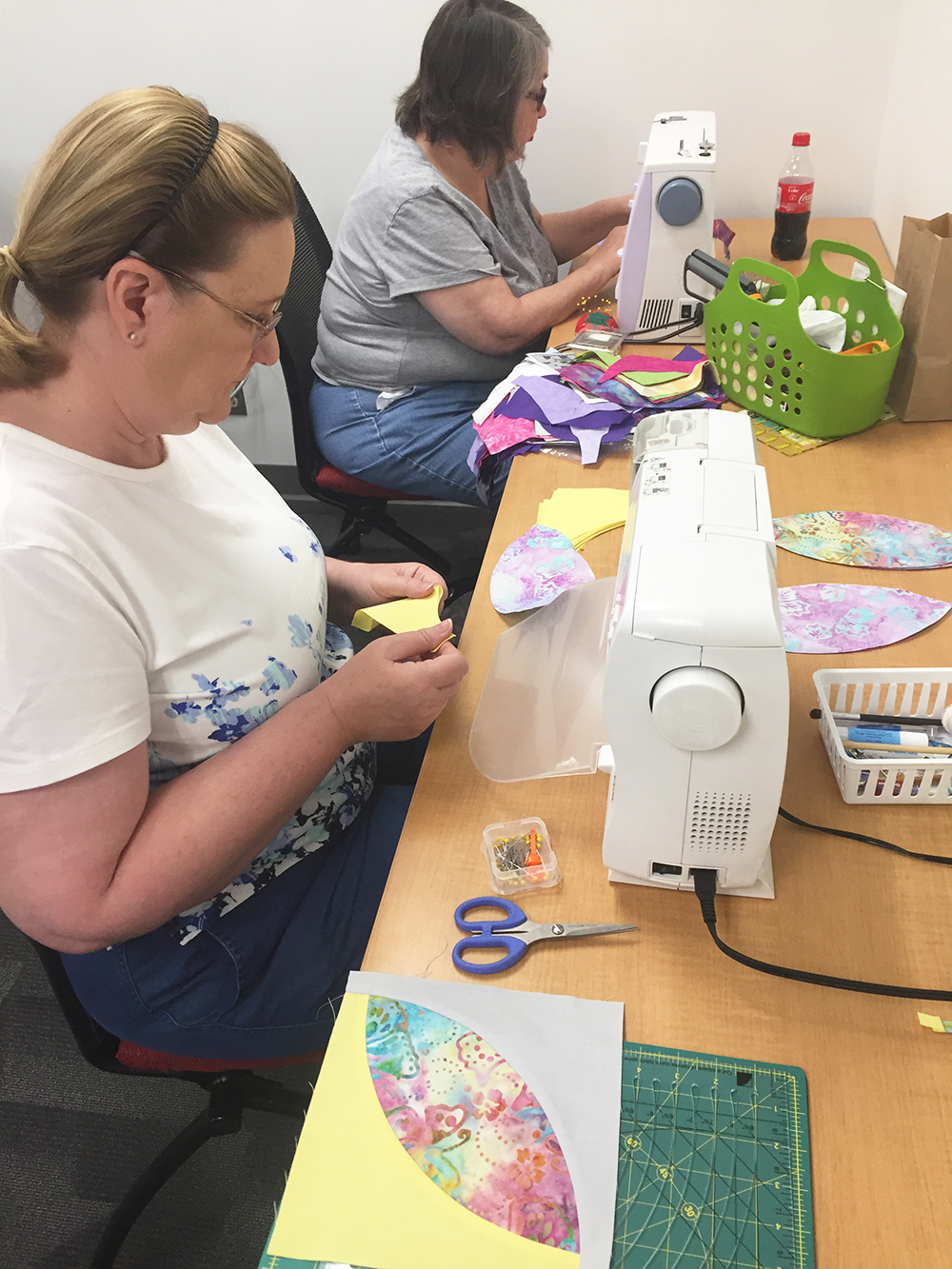 Quilting workshop with color Girl Quilts, Sharon McConnell, learning curved piecing