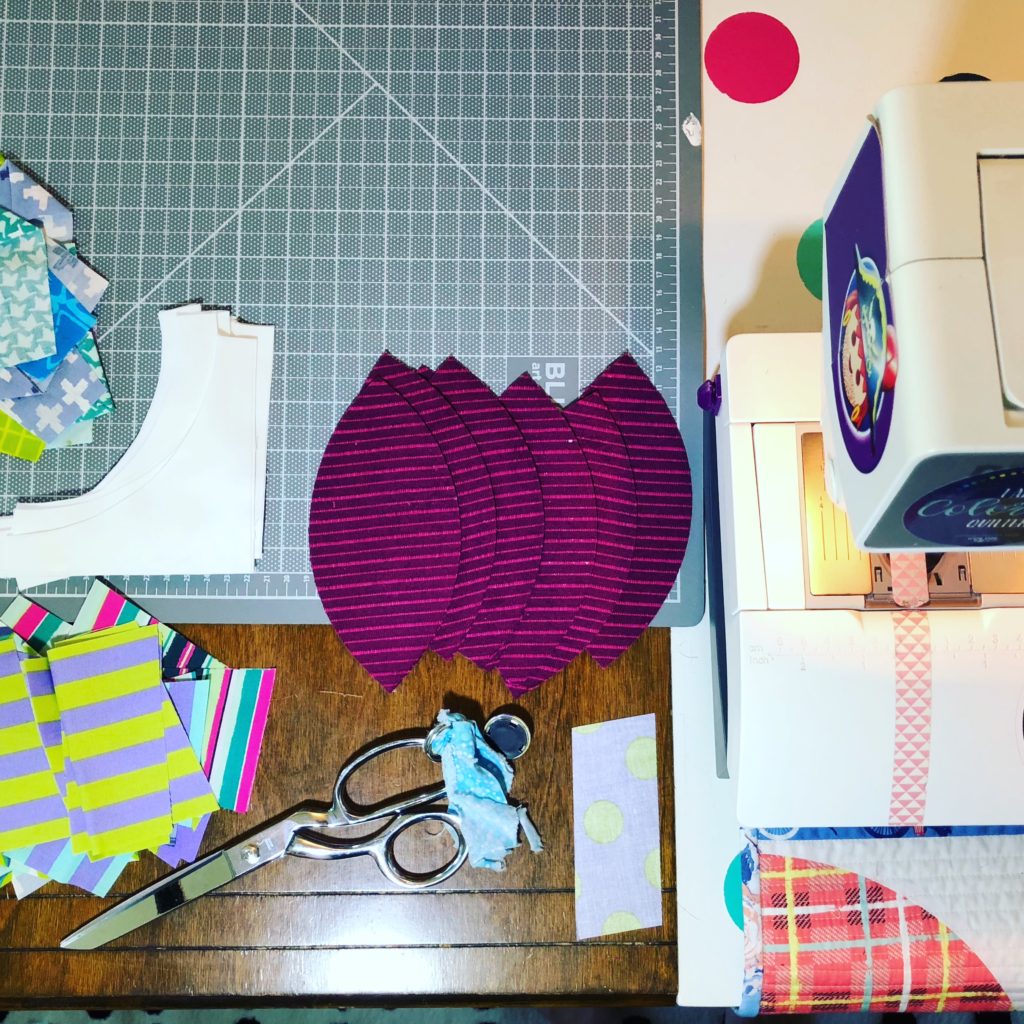 Making Dresden quilt, EZ Dresden ruler, Alison glass fabric. color girl quilts
