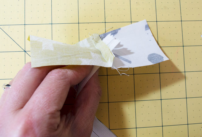 how to sew a zipper pouch by Color Girl Quilts