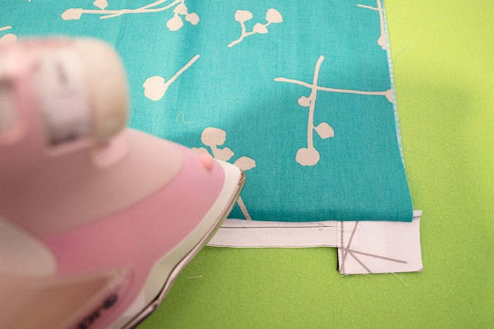 how to sew a zipper pouch by Color Girl Quilts